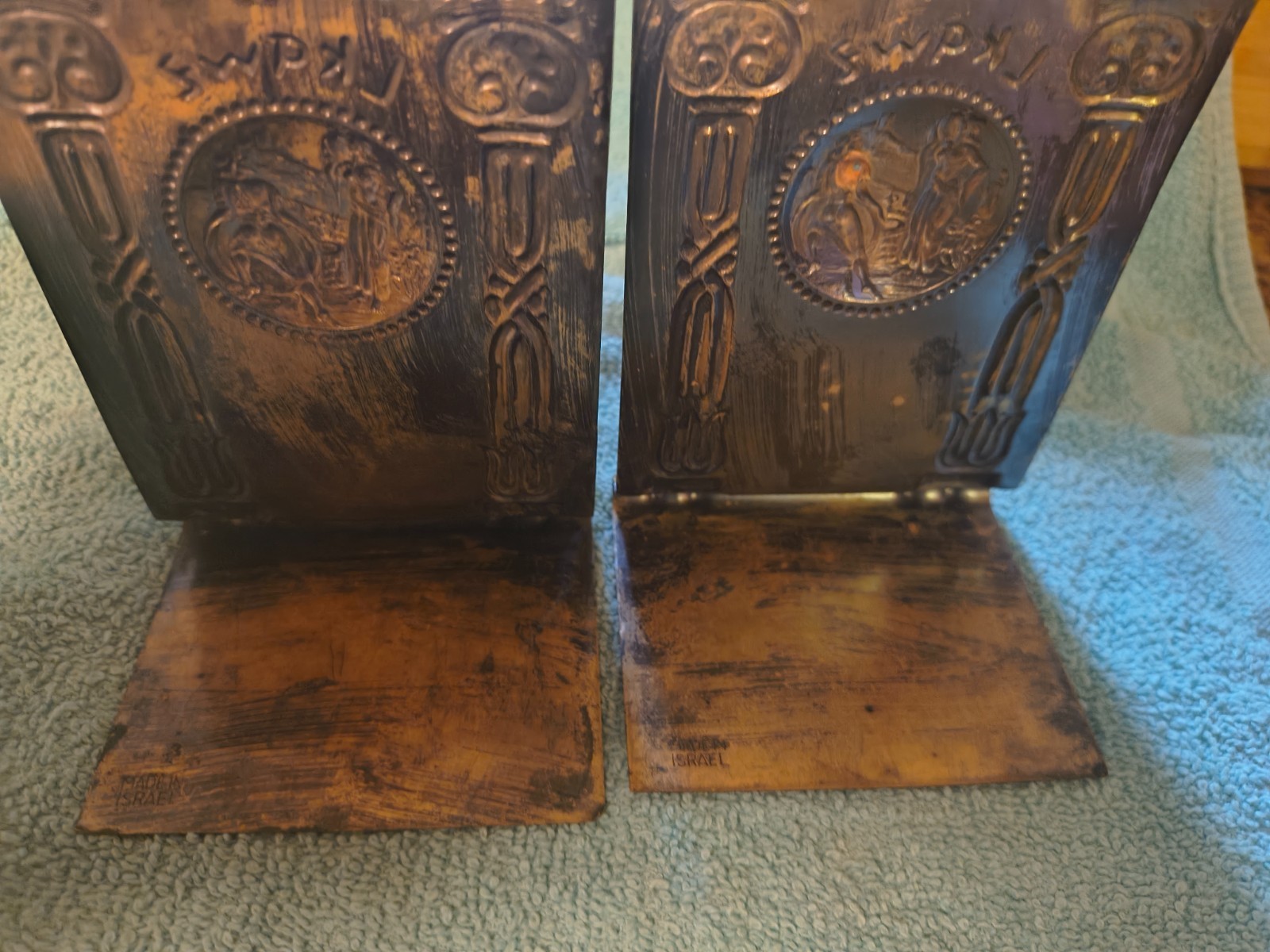 hammered copper bookends make in israel H 4.8″, W 3.5″, D 2.5″