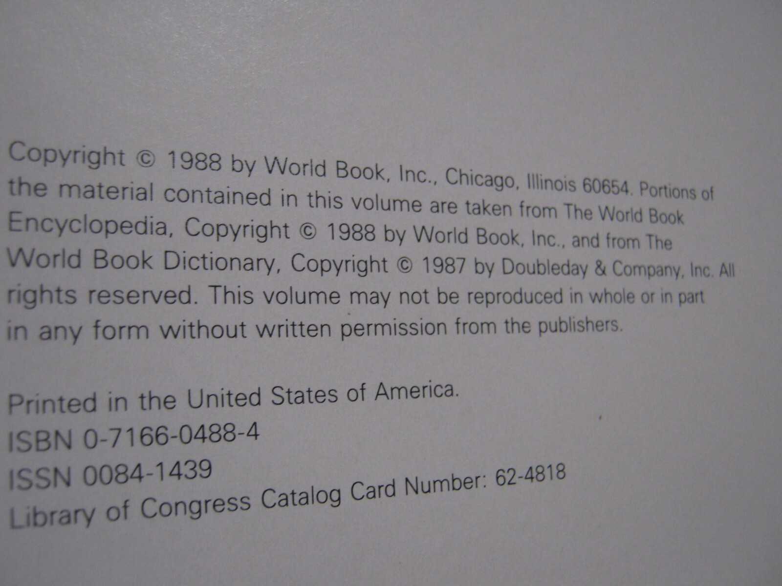 The World Book Yearbook 1988, 592 pages