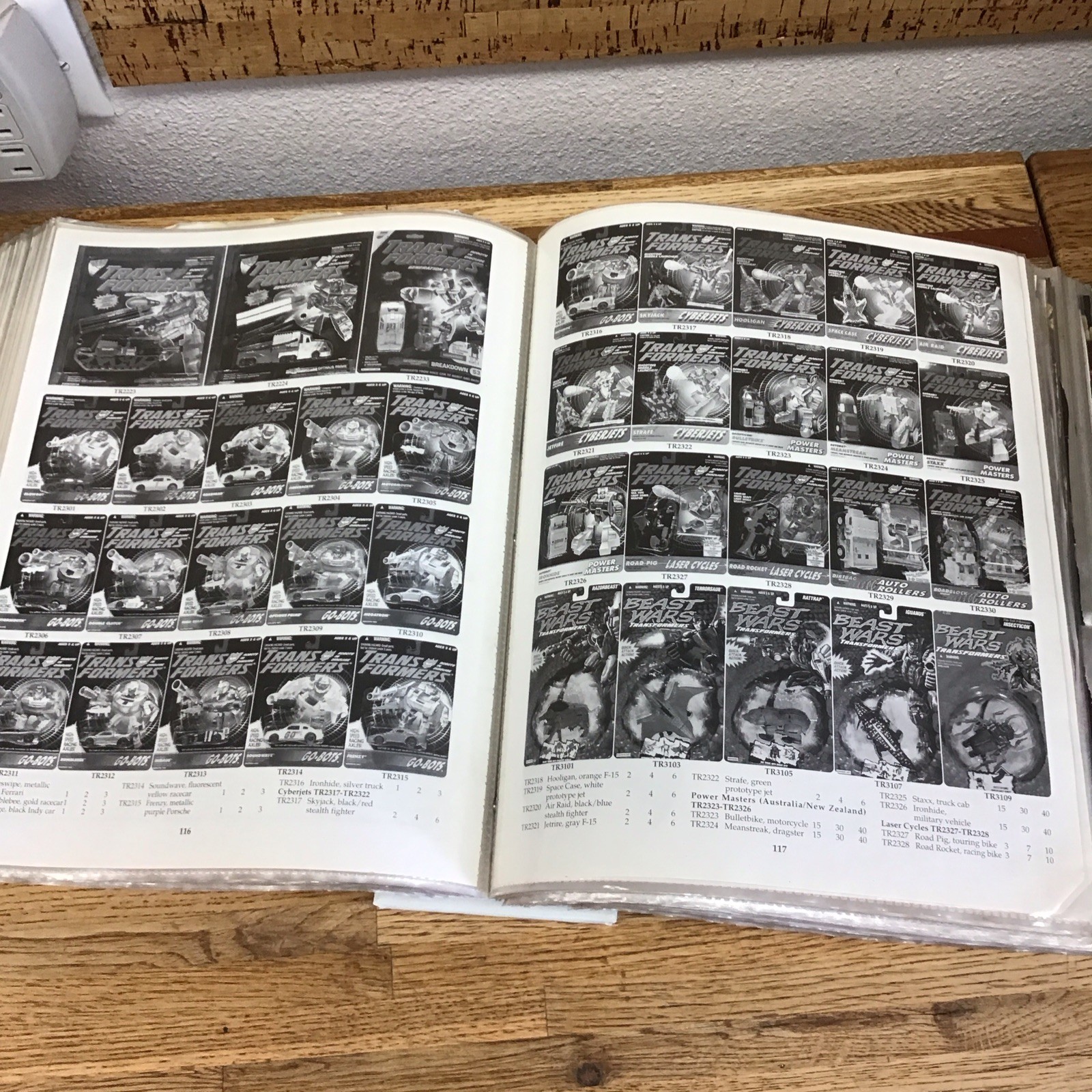 192 Pages – Tomart’s Encyclopedia & LEE’S GUIDE Vintage Toys 1988-2005 LL3