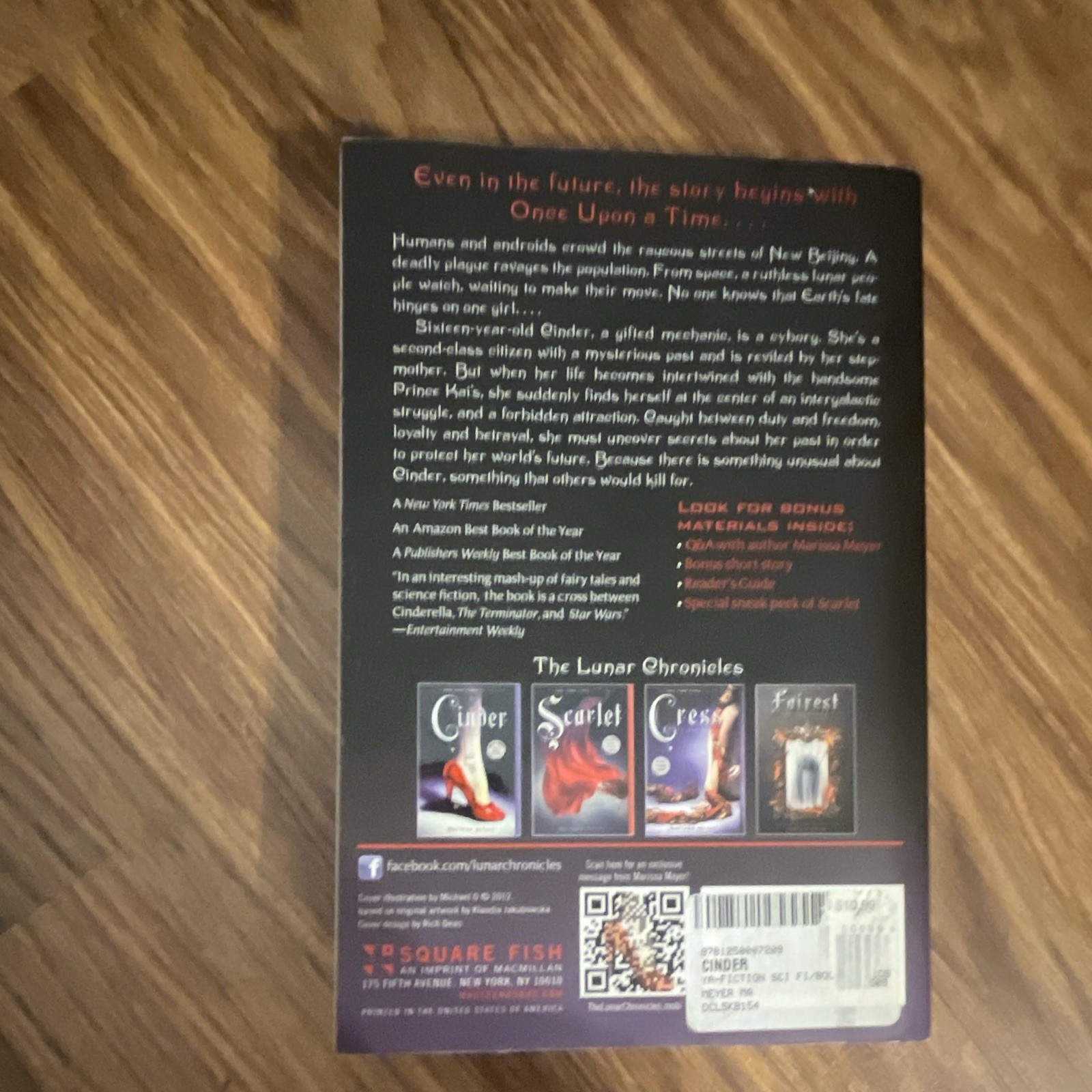 Marissa Meyer Cinder (The Lunar Chronicles) Paperback Sci-Fi YA Square Fish