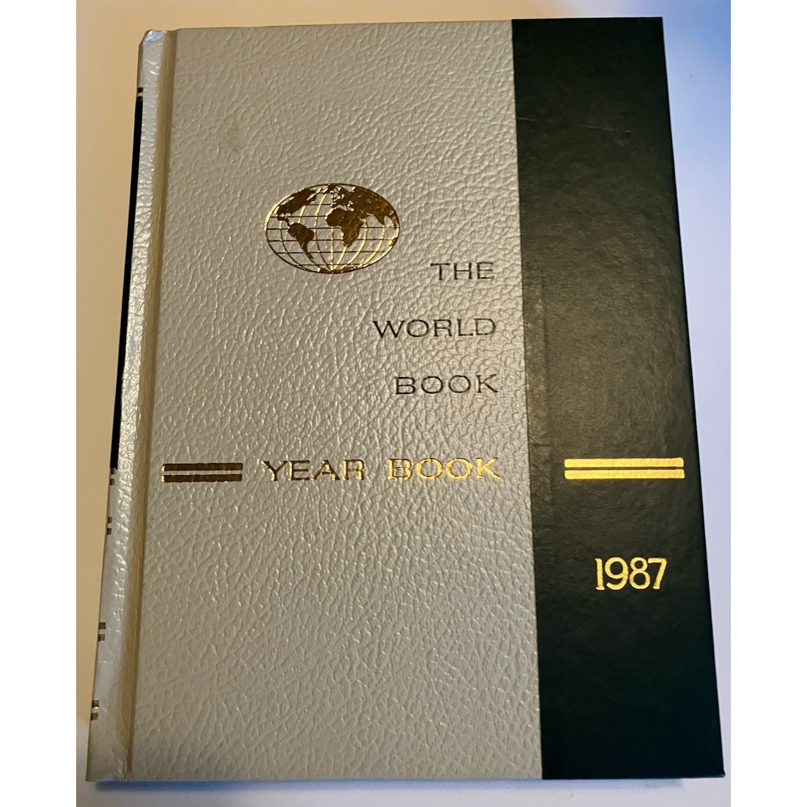 1987 The World Book Encyclopedia Yearbook 1986 Year in Review 608 Pages