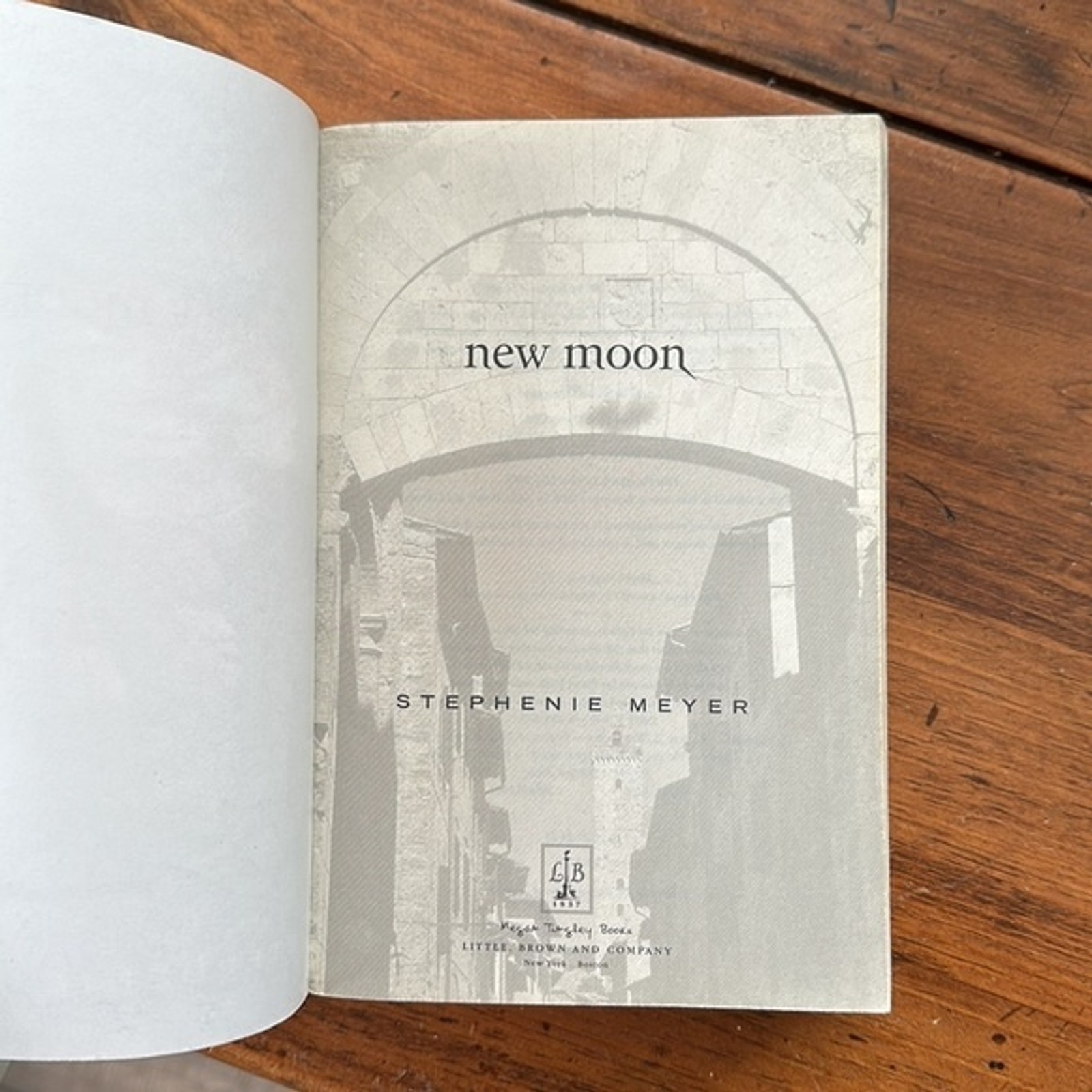 New Moon by Stephenie Meyer – First Paperback Edition