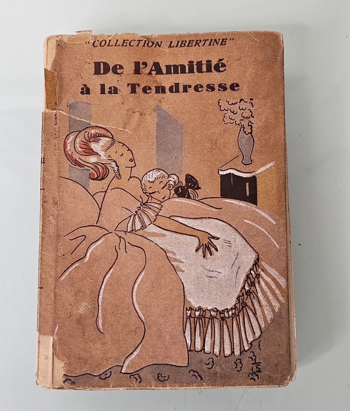 French softcover book titled «De l’amitié à la tendresse» Distressed
