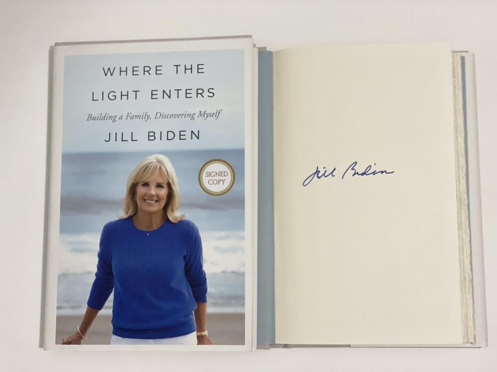 FIRST LADY DR JILL BIDEN SIGNED AUTOGRAPH «WHERE THE LIGHT ENTERS» BOOK W/ ACOA