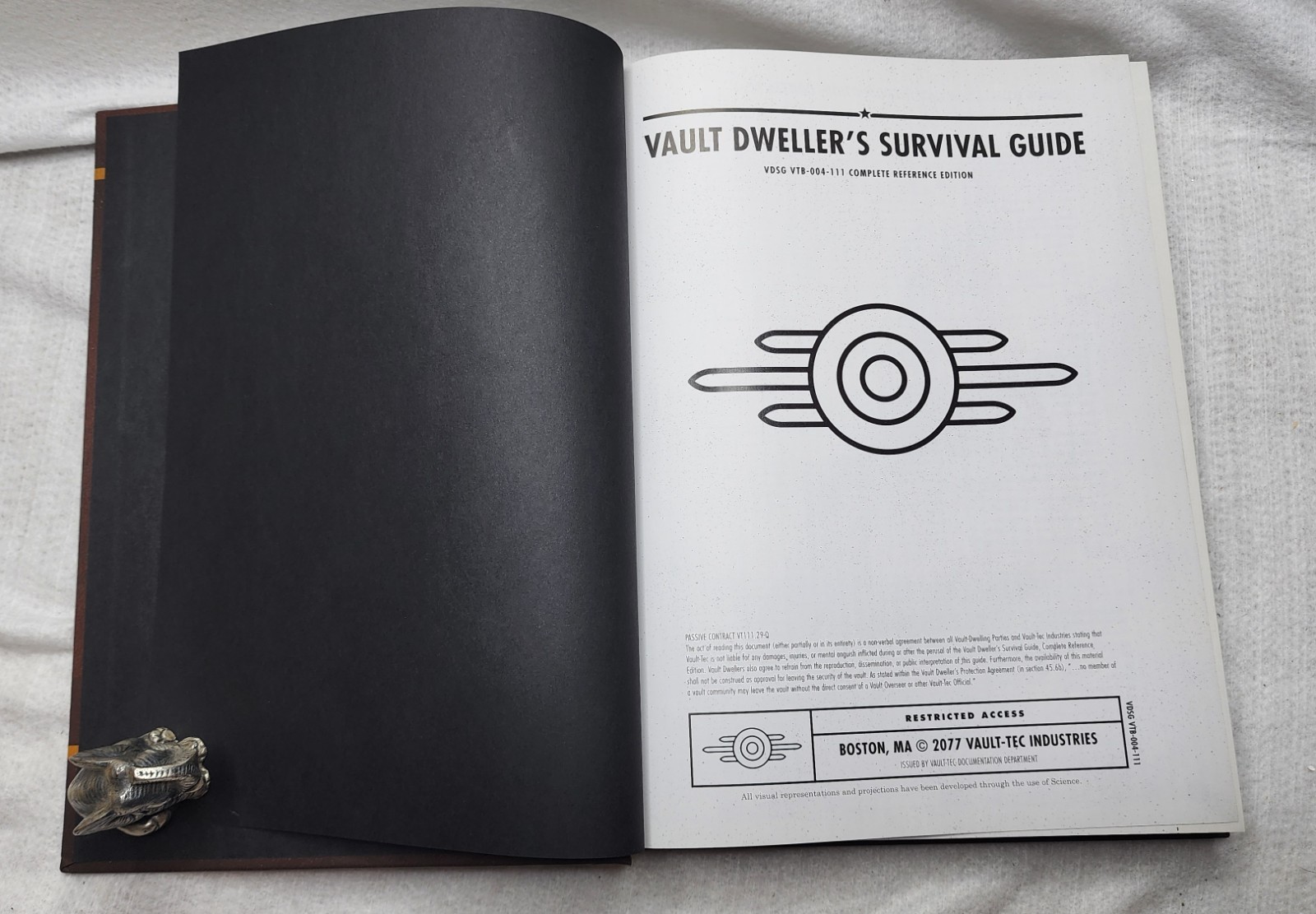 Fallout 4 Vault Dweller’s Survival Guide Collector’s Edition: Prima Official…