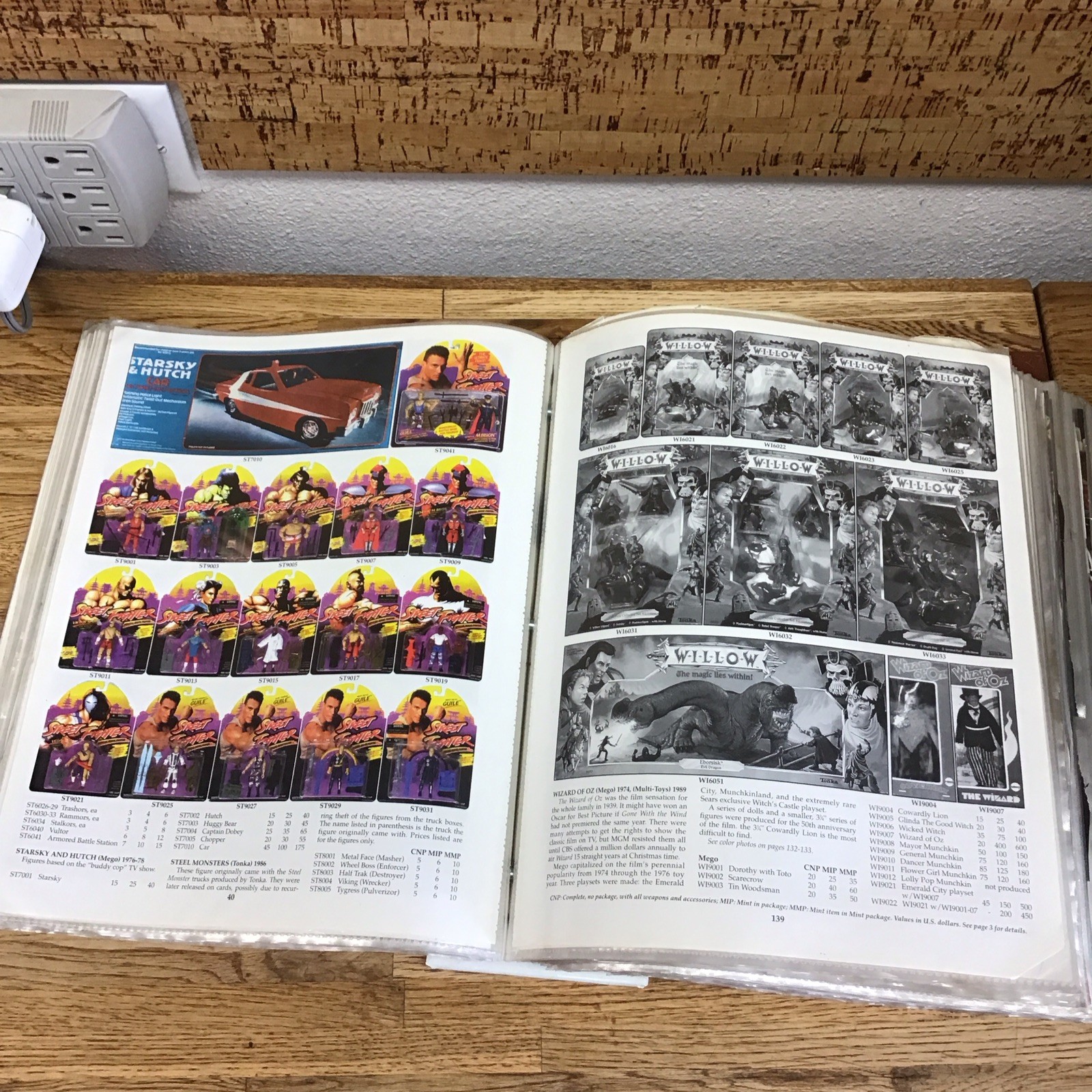 192 Pages – Tomart’s Encyclopedia & LEE’S GUIDE Vintage Toys 1988-2005 LL3