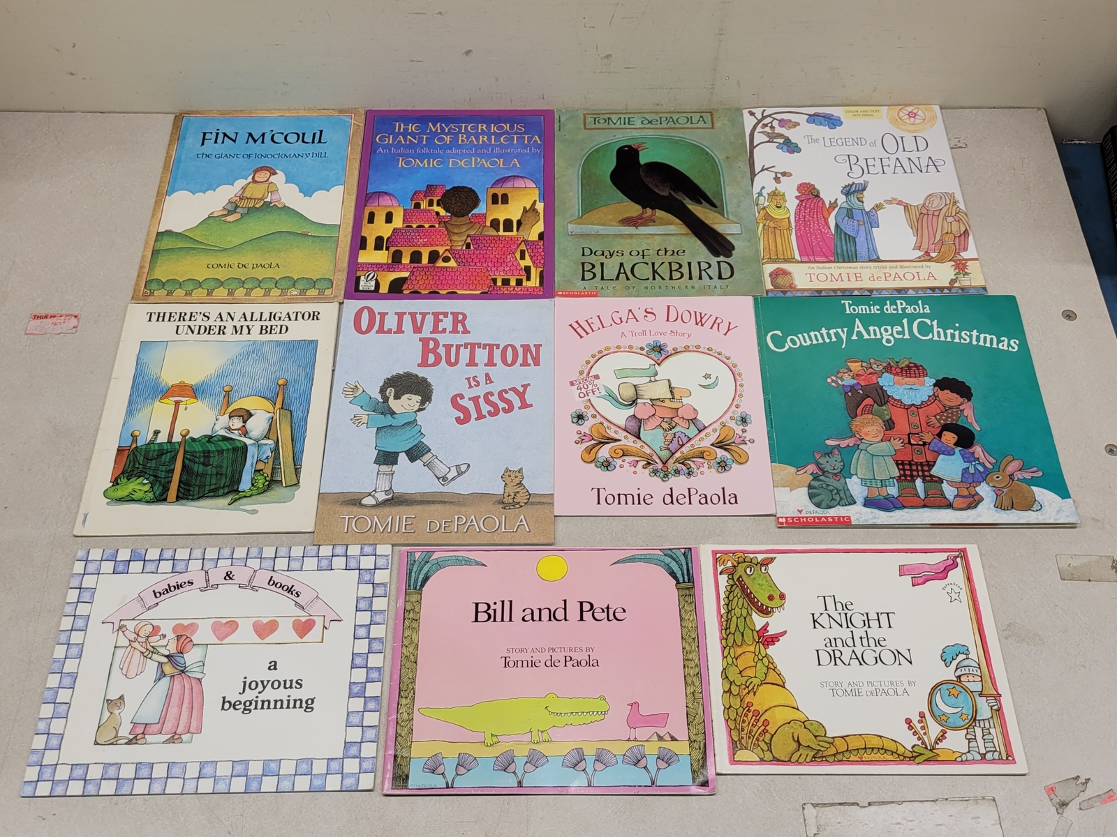 Lot of 10 Tomie dePaola Children’s Picture Paperback Books «Random/Unsorted»