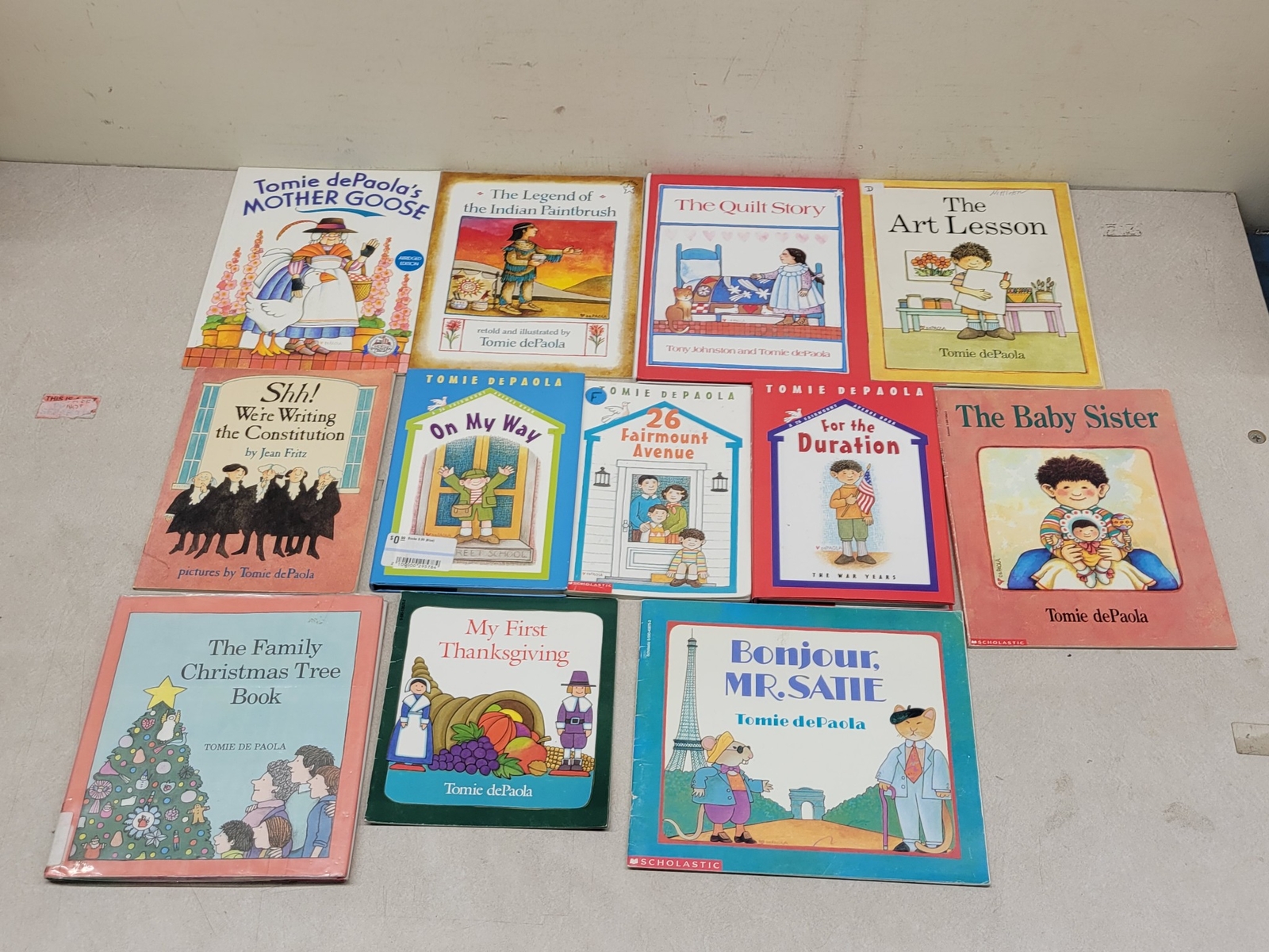 Lot of 10 Tomie dePaola Children’s Picture Paperback Books «Random/Unsorted»