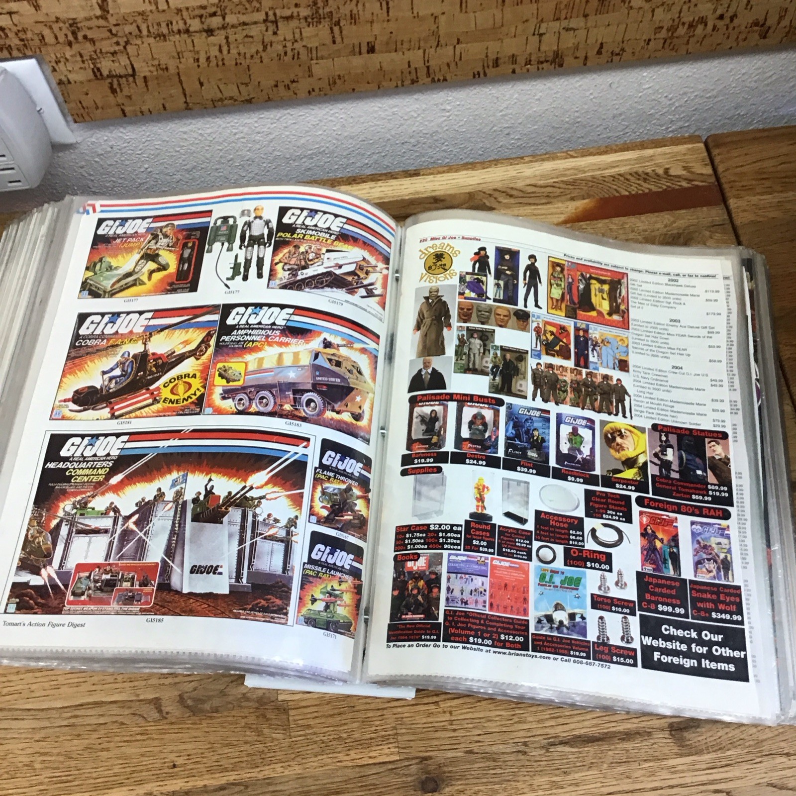 192 Pages – Tomart’s Encyclopedia & LEE’S GUIDE Vintage Toys 1988-2005 LL3