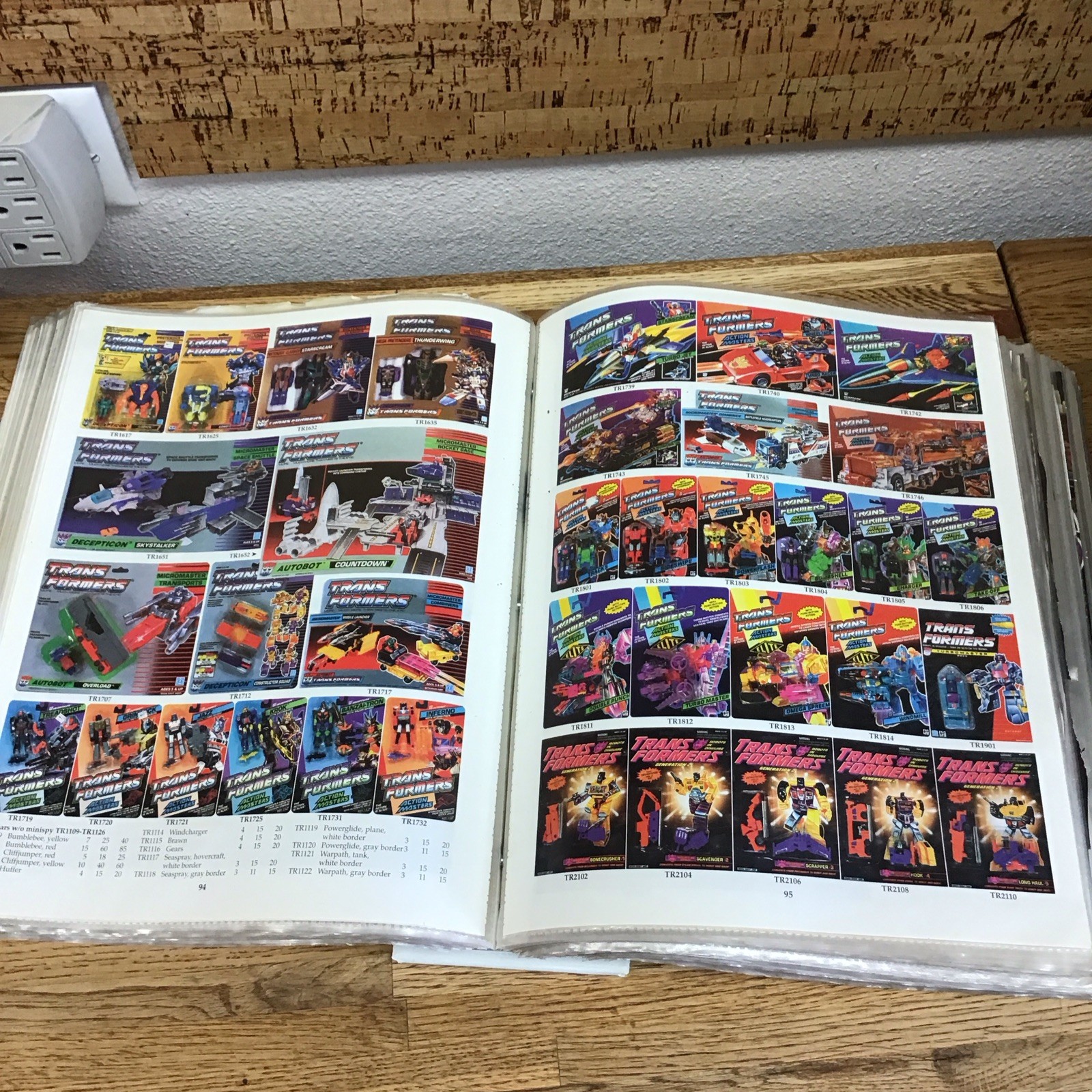 192 Pages – Tomart’s Encyclopedia & LEE’S GUIDE Vintage Toys 1988-2005 LL3