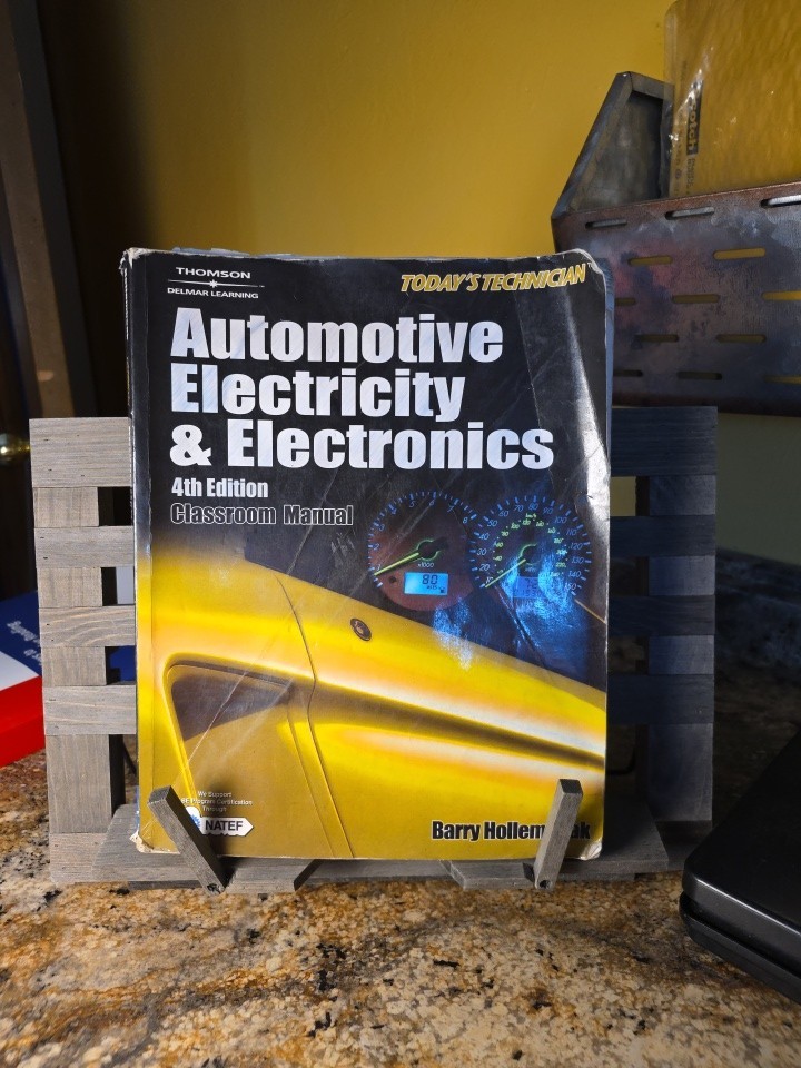 Today’s Technician: Automotive – Paperback, by Hollembeak Barry – Acceptable
