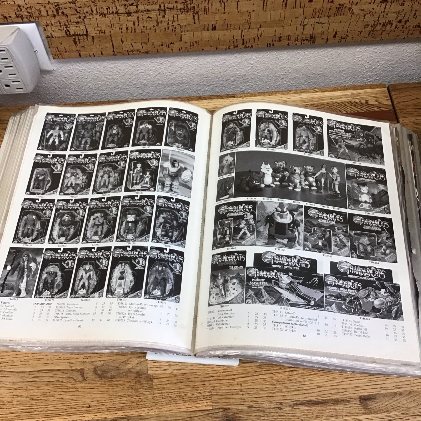 192 Pages – Tomart’s Encyclopedia & LEE’S GUIDE Vintage Toys 1988-2005 LL3