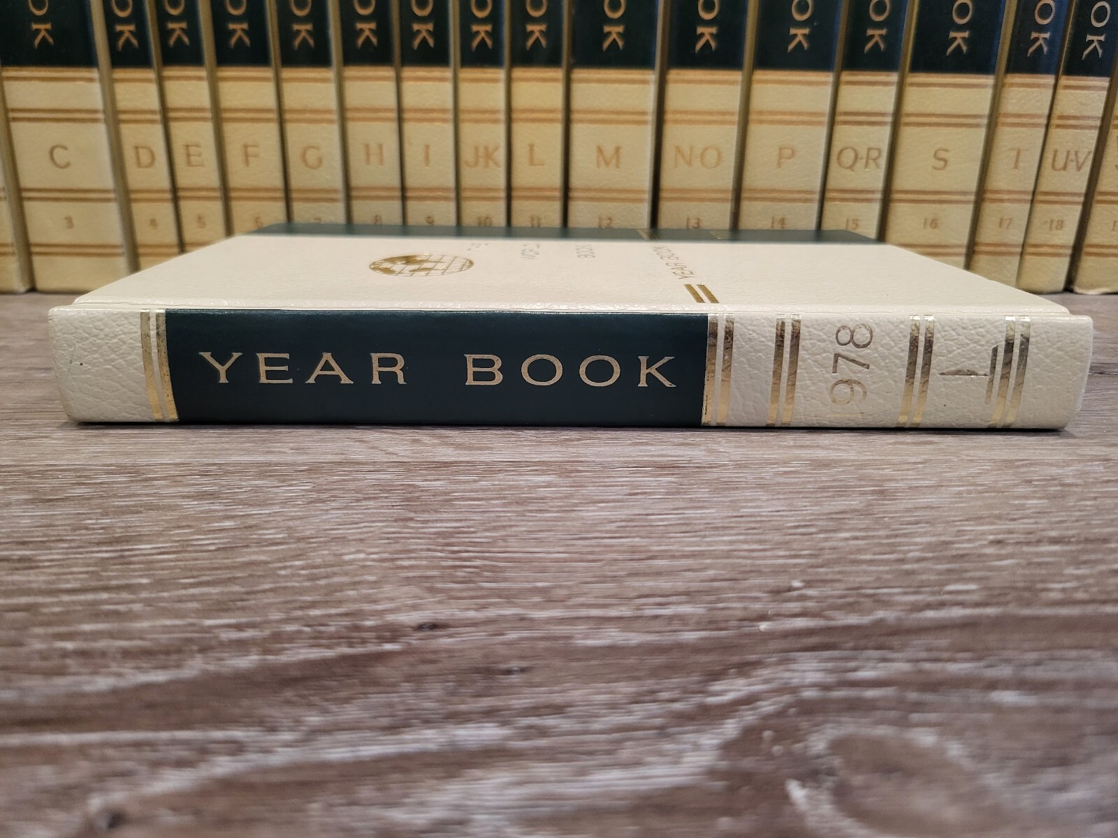 1978 World Book Yearbook by William H. Nault 608 pages Cream White Hard Cover