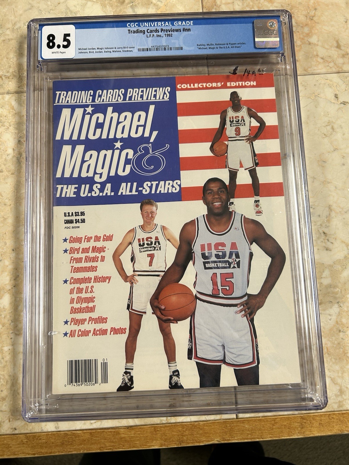 1992 TRADING CARDS PREVIEWS MAGAZINE – MICHAEL JORDAN & MAGIC JOHNSON – CGS 8.5